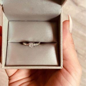 10K white Gold 1K Flower Cluster  Ring